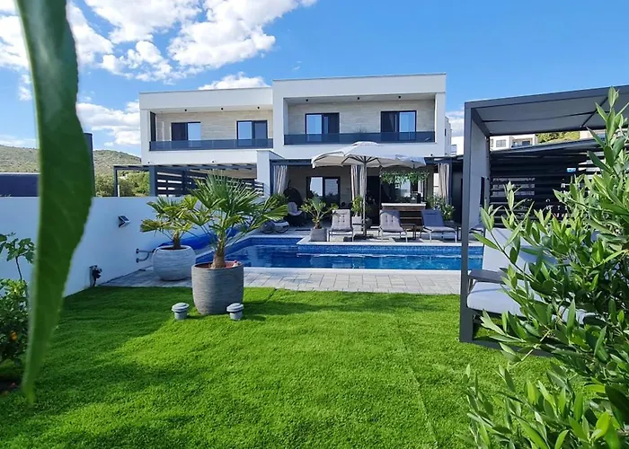 Meerblick Duplex Pool Villa *